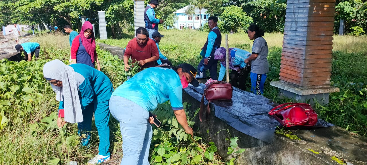 Kerja Bakti Dinas Pendidikan dan Kebudayaan Di Pantai Waisai Torang Cinta
