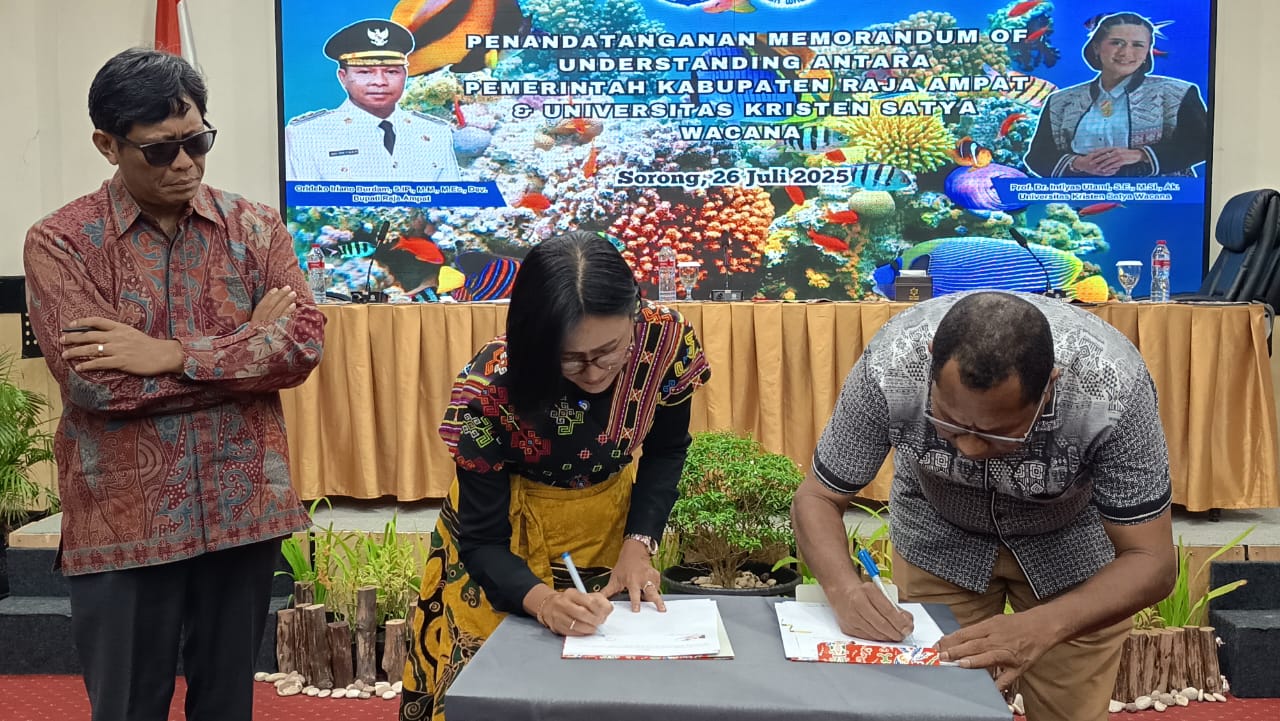 Pemerintah Kabupaten Raja Ampat secara resmi meneken nota kesepahaman (MoU) dengan Universitas Kristen Satya Wacana (UKSW)