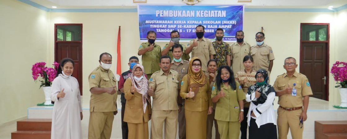 Kepala Dinas Buka Kegiatan MKKS Tingkat SMP Se Kab. Raja Ampat